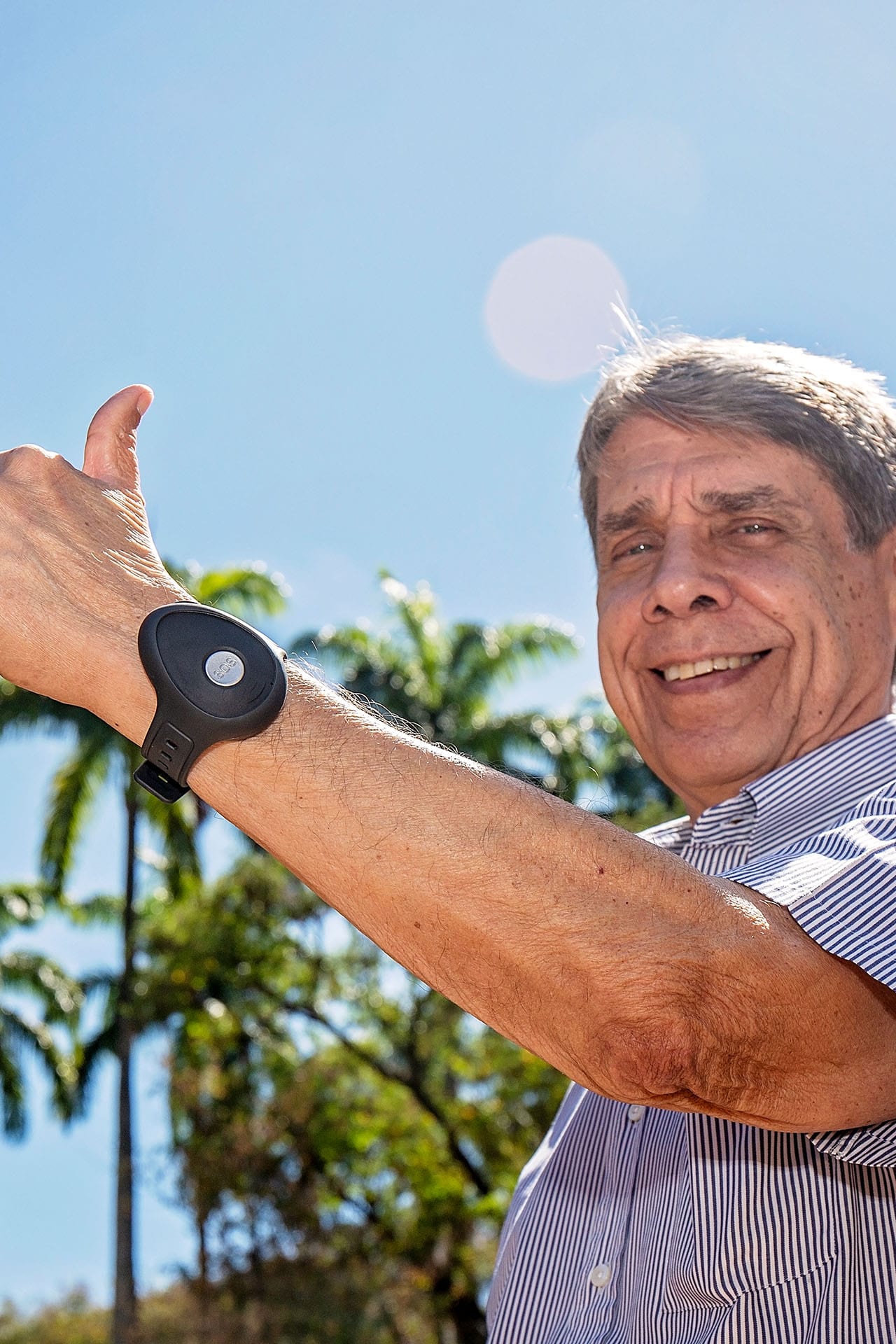 Pulseira com botão de emergência para idosos