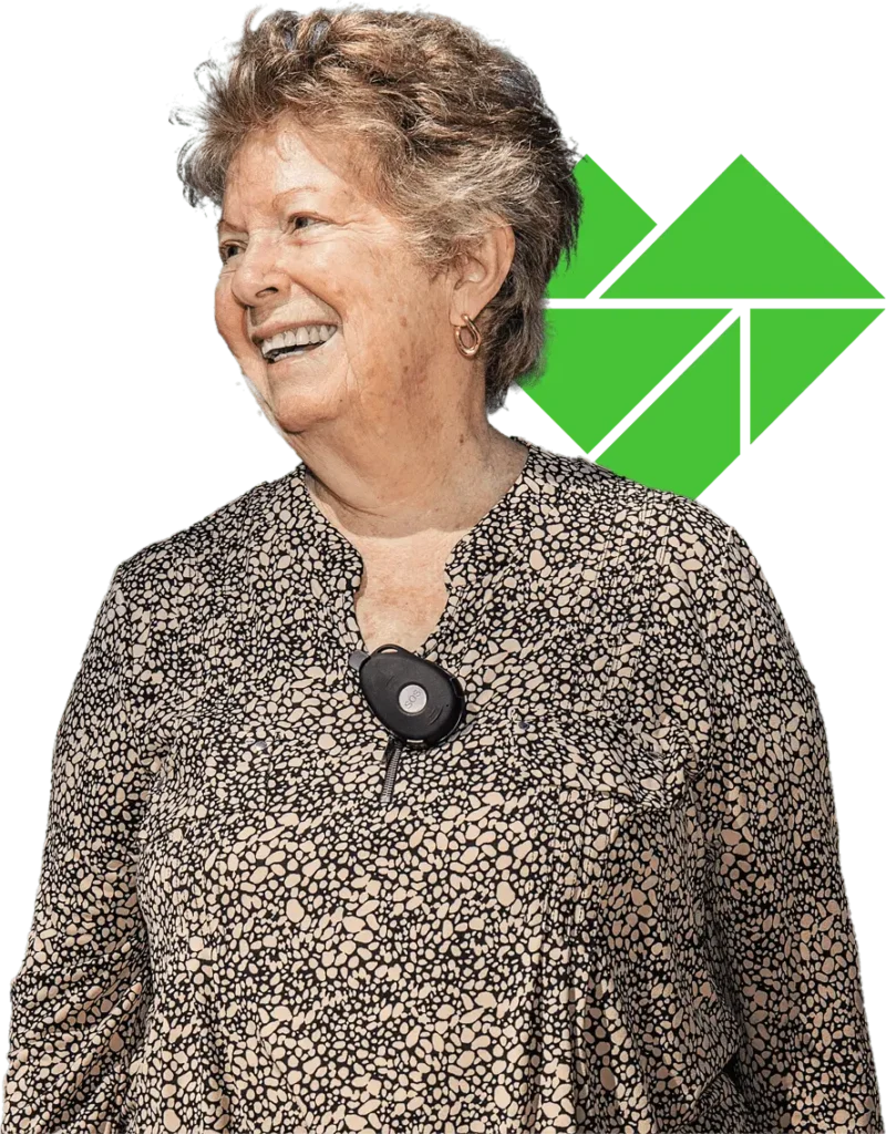 Idosa usando colar com botão de emergência